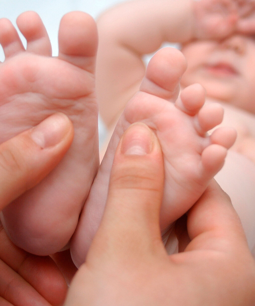 Kinderosteopathie: Kleinkind auf dem Rücken liegend